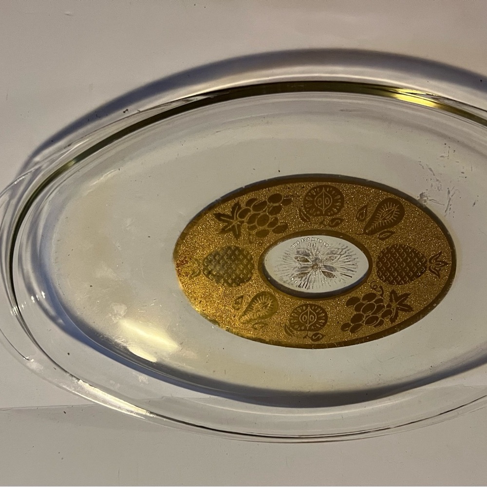 Vintage Pyrex 3 quart oval casserole.